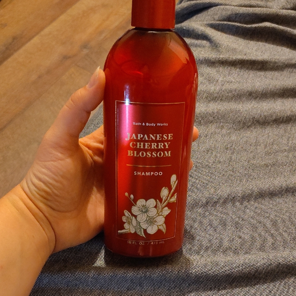 Bath & Body Works Japanese Cherry Blossom Shampoo - Vibrant Red